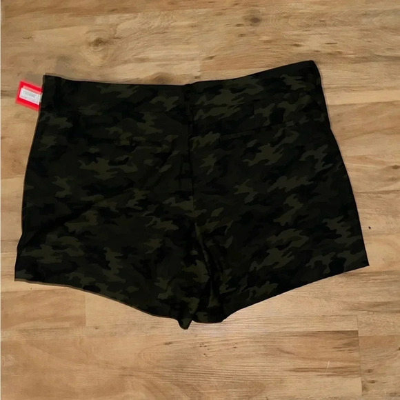 SPANX Pull On Stretch Sunshine 6” Shorts Size 3XL Green Camo Athletic NWT - Picture 6 of 8